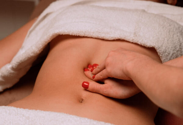 Massage doux du ventre bénéfique pour le gros intestin