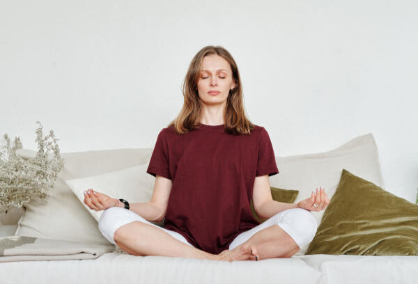 Femme en méditation pratiquant la respiration profonde pour réguler l'énergie du Triple Réchauffeur